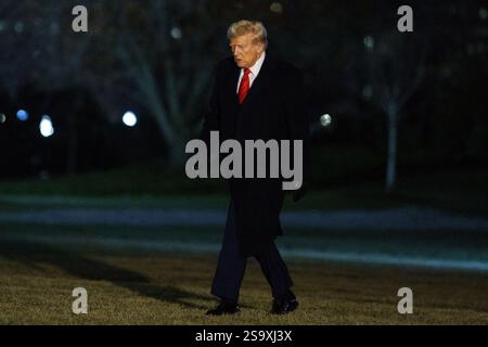 US-Präsident Donald Trump trifft auf dem Südrasen des Weißen Hauses in Washington, DC, USA ein. Januar 2025. Präsident Trump kehrte nach Washington DC zurück, nachdem er 2025 eine Rede auf der Konferenz der Republikanischen Parlamentsabgeordneten in Miami gehalten hatte. EPA-EFE/WILL OLIVER/POOL Credit: Abaca Press/Alamy Live News Stockfoto