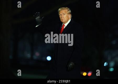 US-Präsident Donald Trump trifft auf dem Südrasen des Weißen Hauses in Washington, DC, USA ein. Januar 2025. Präsident Trump kehrte nach Washington DC zurück, nachdem er 2025 eine Rede auf der Konferenz der Republikanischen Parlamentsabgeordneten in Miami gehalten hatte. EPA-EFE/WILL OLIVER/POOL Credit: SIPA USA/Alamy Live News Stockfoto