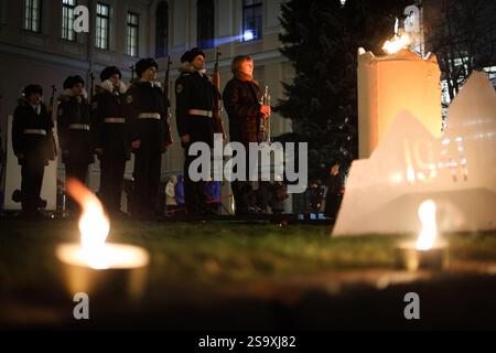 St. Petersburg, Russland. Januar 2025. Militärschulkadetten, die während der „Kerze der Erinnerung“-Veranstaltung im Innenhof der Kapelle in St. Petersburg gesehen wurden. St. Petersburg feiert ein wichtiges historisches Datum, 81 Jahre seit der vollständigen Befreiung Leningrads von der faschistischen Blockade. (Foto von Artem Priakhin/SOPA Images/SIPA USA) Credit: SIPA USA/Alamy Live News Stockfoto