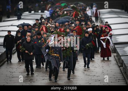 St. Petersburg, Russland. Januar 2025. Menschen, die während der feierlichen Trauerzeremonie beim Verlegen von Blumen und Kränzen am „Mutterland“-Denkmal auf dem Piskarevskoye-Gedenkfriedhof gesehen wurden. St. Petersburg feiert ein wichtiges historisches Datum, 81 Jahre seit der vollständigen Befreiung Leningrads von der faschistischen Blockade. (Foto von Artem Priakhin/SOPA Images/SIPA USA) Credit: SIPA USA/Alamy Live News Stockfoto