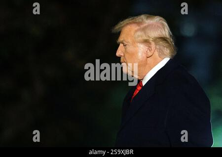 US-Präsident Donald Trump trifft auf dem Südrasen des Weißen Hauses in Washington, DC, USA ein. Januar 2025. Präsident Trump kehrte nach Washington DC zurück, nachdem er 2025 eine Rede auf der Konferenz der Republikanischen Parlamentsabgeordneten in Miami gehalten hatte. EPA-EFE/WILL OLIVER/POOL Credit: SIPA USA/Alamy Live News Stockfoto