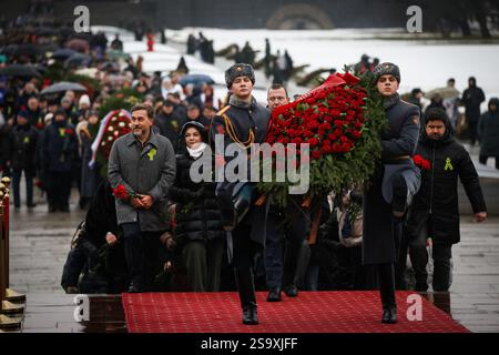 St. Petersburg, Russland. Januar 2025. Menschen, die während der feierlichen Trauerzeremonie beim Verlegen von Blumen und Kränzen am „Mutterland“-Denkmal auf dem Piskarevskoye-Gedenkfriedhof gesehen wurden. St. Petersburg feiert ein wichtiges historisches Datum, 81 Jahre seit der vollständigen Befreiung Leningrads von der faschistischen Blockade. (Foto von Artem Priakhin/SOPA Images/SIPA USA) Credit: SIPA USA/Alamy Live News Stockfoto