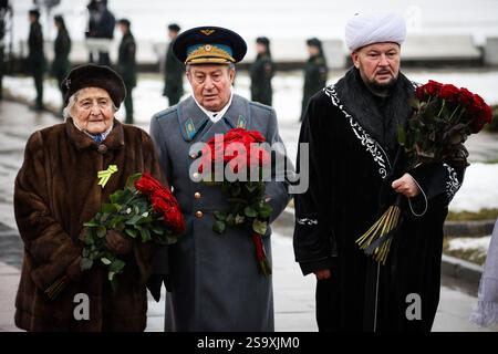 St. Petersburg, Russland. Januar 2025. Menschen, die während der feierlichen Trauerzeremonie beim Verlegen von Blumen und Kränzen am „Mutterland“-Denkmal auf dem Piskarevskoye-Gedenkfriedhof gesehen wurden. St. Petersburg feiert ein wichtiges historisches Datum, 81 Jahre seit der vollständigen Befreiung Leningrads von der faschistischen Blockade. (Foto von Artem Priakhin/SOPA Images/SIPA USA) Credit: SIPA USA/Alamy Live News Stockfoto
