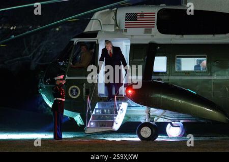 US-Präsident Donald Trump trifft auf dem Südrasen des Weißen Hauses in Washington, DC, USA ein. Januar 2025. Präsident Trump kehrte nach Washington DC zurück, nachdem er 2025 eine Rede auf der Konferenz der Republikanischen Parlamentsabgeordneten in Miami gehalten hatte. EPA-EFE/WILL OLIVER/POOL Credit: SIPA USA/Alamy Live News Stockfoto