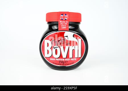 Bovril-Fleischextrakt auf weißem Hintergrund – Wales, Vereinigtes Königreich – 10. Januar 2025 Stockfoto