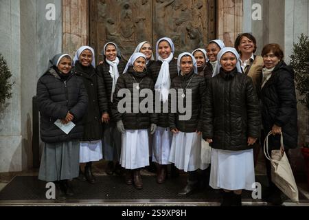 Rom, Italien. Januar 2025. Eine Gruppe von Nonnen macht Fotos an der heiligen Pforte von St. Paul nach der Vesper-Feier in der Basilika St. Paul vor der Mauer und der Schließung der 58. Gebetswoche für die Einheit der Christen. (Foto: Valeria Ferraro/SOPA Images/SIPA USA) Credit: SIPA USA/Alamy Live News Stockfoto