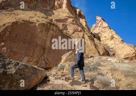 OR02905-00...OREGON - Wandern Sie auf den vielen Stufen den steilen Weg hinauf zur Misery Ridge im Smith Rocks State Park. Stockfoto