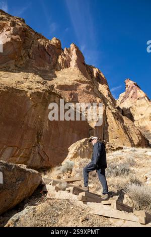 OR02906-00...OREGON - Wandern Sie auf den vielen Stufen den steilen Weg hinauf zur Misery Ridge im Smith Rocks State Park. Stockfoto