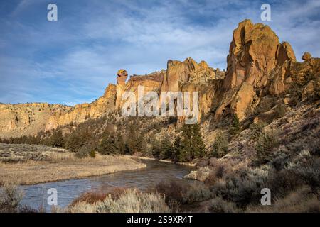 OR02911-00...OREGON - der Geldturm und der Crooked River im Smith Rock State Park. Stockfoto