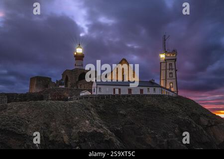 Frankreich, Bretagne, Plougonvelin. Ruinen der Abtei Saint Mathieu und des Leuchtturms Saint Mathieu Stockfoto