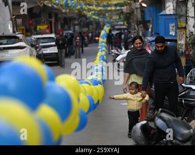 Neu-Delhi, Indien. Januar 2025. NEW DELHI, INDIEN - 27. JANUAR: Ein Kind, das vor einem Wahlkampf in Krishna Nagar am 27. Januar 2025 in Neu-Delhi, Indien, mit Ballonen spielte. (Foto: Sanchit Khanna/Hindustan Times/SIPA USA) Credit: SIPA USA/Alamy Live News Stockfoto