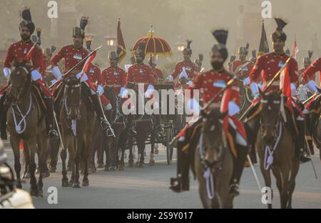 Neu-Delhi, Indien. Januar 2025. NEW DELHI, INDIEN - 27. JANUAR: Die Bodyguards des Präsidenten marschieren während der Full Dress-Proben für die bevorstehende Beating Retreat Ceremony 2025 in Vijay Chowk am 27. Januar 2025 in New Delhi, Indien. (Foto: Raj K Raj/Hindustan Times/SIPA USA) Credit: SIPA USA/Alamy Live News Stockfoto