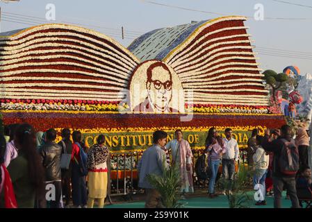 Neu-Delhi, Indien. Januar 2025. NEW DELHI, INDIEN - 27. JANUAR: Besucher posieren für Fotos während der Bharat Parv 2025, nach dem Tag der republik auf den Rasenflächen des Red Fort am 27. Januar 2025 in New Delhi, Indien. (Foto: Sonu Mehta/Hindustan Times/SIPA USA) Credit: SIPA USA/Alamy Live News Stockfoto