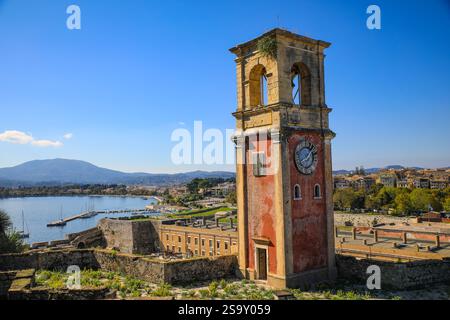 Korfu, Griechenland. Der Terrakotta-Turm der alten Uhr und der Blick auf Korfu, die Altstadt und die Bucht Stockfoto
