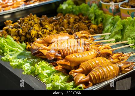 Bangkok, Thailand - Januar 21,2025 : gegrillte Tintenfische, die auf dem Markt in Bangkok Thailand verkauft werden. Stockfoto