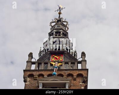 Das Museum de Speeltoren (Glockenturm) im malerischen historischen niederländischen Dorf Monnickendam. Stockfoto