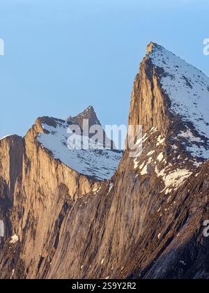 Landschaft im Mefjorden, den ikonischen Gipfeln des Mt. Segla und Mt. Hesten. Die Insel Senja im Winter im Norden Norwegens. Stockfoto