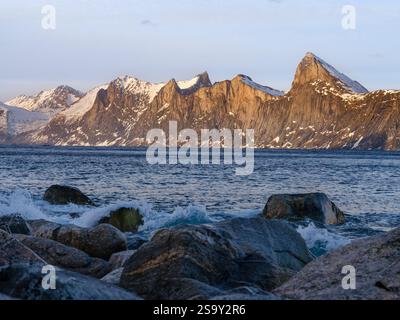 Landschaft im Mefjorden, den ikonischen Gipfeln des Mt. Segla und Mt. Hesten. Die Insel Senja im Winter im Norden Norwegens. Stockfoto
