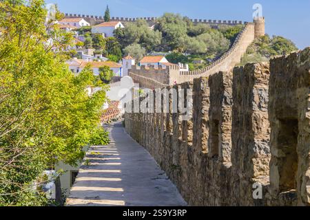 Portugal, Obidos. Burgmauer und Häuser. Stockfoto