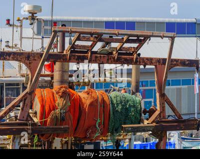 Jaffa, Israel - 10. Mai 2024: Blick auf Fischerboote im historischen Hafen von Jaffa, heute Teil von Tel-Aviv-Yafo, Israel Stockfoto