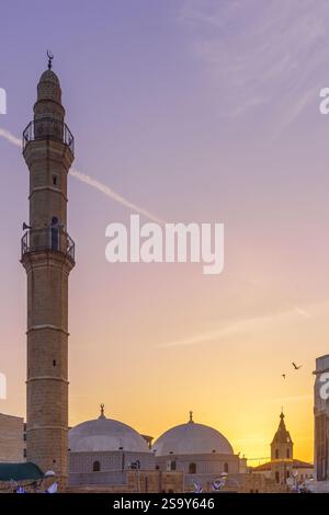 Jaffa, Israel - 10. Mai 2024: Blick auf die Mahmoudiya-Moschee bei Sonnenaufgang in der Altstadt von Jaffa, heute Teil von Tel-Aviv-Yafo, Israel Stockfoto