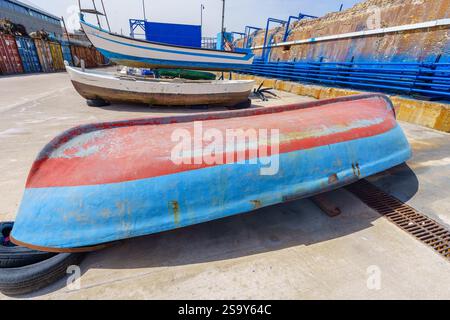 Jaffa, Israel - 10. Mai 2024: Blick auf die Werft und die Fischerboote im historischen Hafen von Jaffa, heute Teil von Tel-Aviv-Yafo, Israel Stockfoto