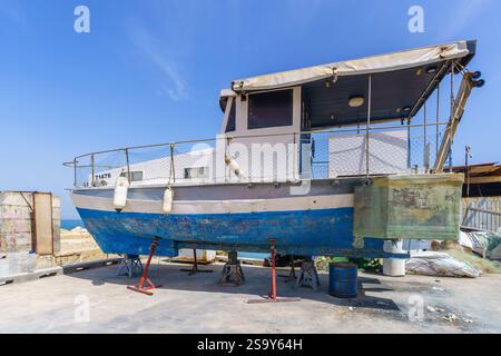 Jaffa, Israel - 10. Mai 2024: Blick auf die Werft und die Fischerboote im historischen Hafen von Jaffa, heute Teil von Tel-Aviv-Yafo, Israel Stockfoto