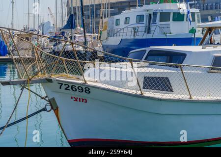 Jaffa, Israel - 10. Mai 2024: Blick auf Fischerboote im historischen Hafen von Jaffa, heute Teil von Tel-Aviv-Yafo, Israel Stockfoto
