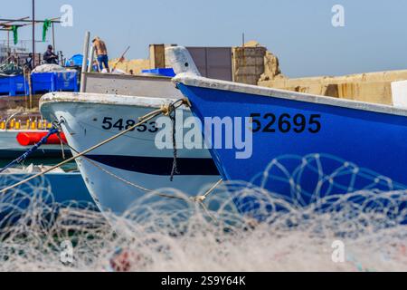 Jaffa, Israel - 10. Mai 2024: Blick auf Fischerboote im historischen Hafen von Jaffa, heute Teil von Tel-Aviv-Yafo, Israel Stockfoto