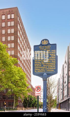 Bethlehem PA, USA - 30. August 2024: Historischer Marker in der Innenstadt von Bethlehem Pennsylvania Re: Der Bethlehem Steel Strike von 910, der zu Industriereformen führte. Stockfoto