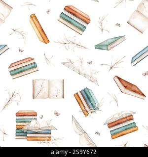 Nahtloses Muster mit Aquarellillustrationsbüchern mit Pflanzen und Schmetterlingen. Wiederholen Sie das Ornament, das auf dem Hintergrund isoliert ist. Öffnen und stapeln Sie Bücher mit Stockfoto