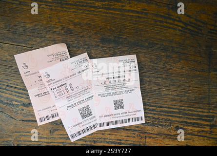 Nationale Lottokarten für Großbritannien auf Holztisch. Stockfoto