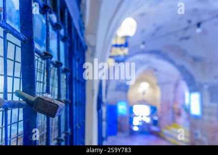 Blick auf eine Schleuse und Bars in einer typischen Gasse, der Altstadt von Jaffa, heute Teil von Tel-Aviv-Yafo, Israel Stockfoto