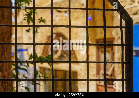 Blick durch Bars einer typischen Gasse in der Altstadt von Jaffa, heute Teil von Tel-Aviv-Yafo, Israel Stockfoto