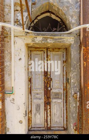 Blick auf eine typische Tür in einer Gasse der Altstadt von Jaffa, heute Teil von Tel-Aviv-Yafo, Israel Stockfoto