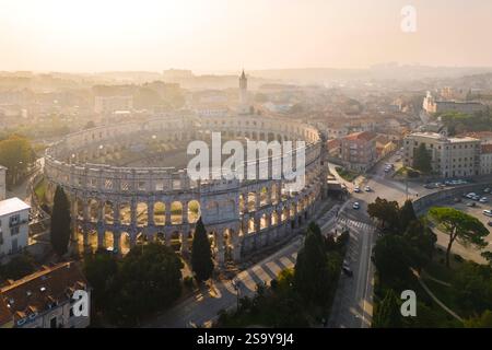Blick auf die St. Anthony Church und Pula Arena bei Sonnenaufgang. Pula, Istrien, Kroatien. Stockfoto