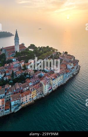 Luftaufnahme von Rovinj - Rovigno bei Sonnenuntergang. Rovinj, Istrien, Adriaküste, Kroatien. Stockfoto