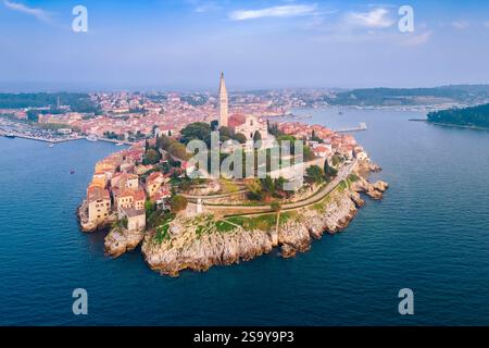 Luftaufnahme von Rovinj - Rovigno bei Sonnenuntergang. Rovinj, Istrien, Adriaküste, Kroatien. Stockfoto
