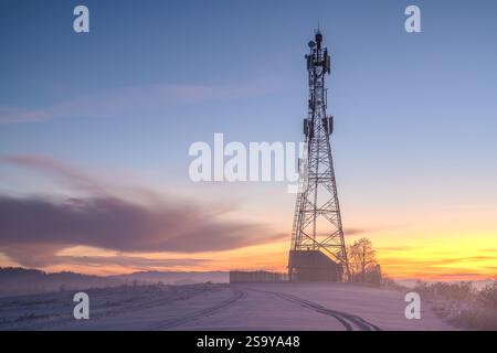 Handy-Fernmeldemast auf einem Berg an einem frostigen Morgen Stockfoto