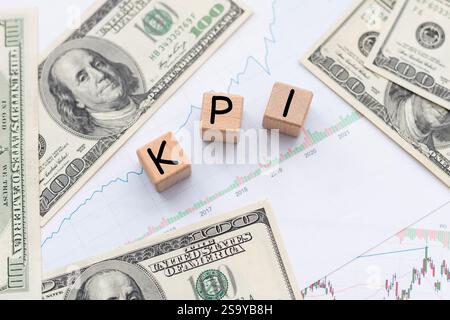 Drei Holzwürfel mit den Buchstaben KPI auf Whiteboard. Stockfoto