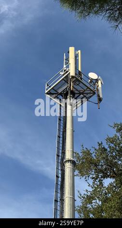 Funkturm mit Antennen gegen einen blauen Himmel. Hochwertige Fotos Stockfoto