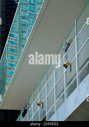 Nahaufnahme der modernen architektonischen Merkmale eines Gebäudes in Hongkong. Klare Linien, reflektierende Oberflächen und Metallarbeiten sind hervorzuheben. Stockfoto