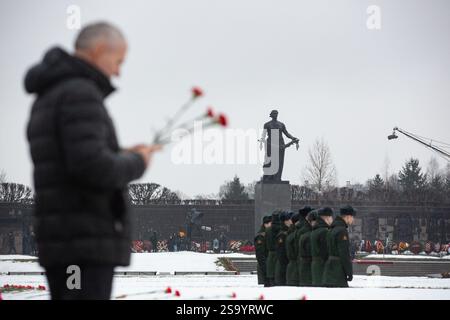 St. Petersburg, Russland. Januar 2025. Menschen trauern um die Opfer, die während der Belagerung Leningrads auf dem Piskarevskoje-Gedenkfriedhof in St. Petersburg, Russland, am 27. Januar 2025 starben. St. Petersburg feierte den 81. Jahrestag der Aufhebung der Belagerung Leningrads am Montag mit einer Reihe feierlicher Veranstaltungen, darunter Blumenauflagen, thematische Ausstellungen und Mahnwachen bei Kerzenschein. Quelle: Irina Motina/Xinhua/Alamy Live News Stockfoto