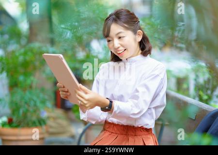 Frau mit Tablet-PC im freien Stockfoto