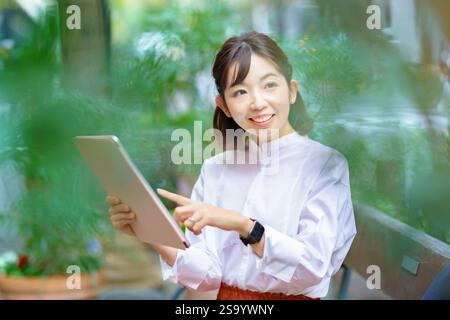 Frau mit Tablet-PC im freien Stockfoto