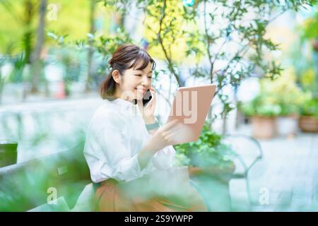 Frau mit Tablet-PC im freien Stockfoto