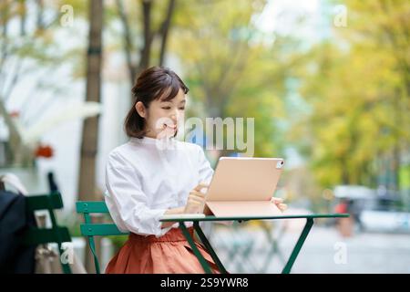 Frau mit Tablet-PC im freien Stockfoto