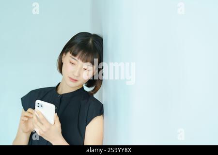 Frau mit Smartphone in der hand Stockfoto