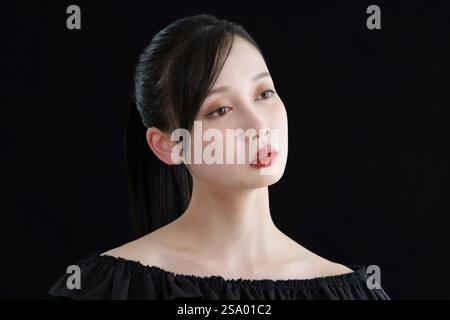 Junge Frau mit schwarzem Hintergrund Stockfoto