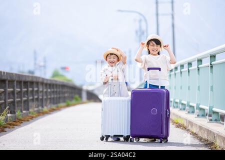 Lächelndes Kind mit Koffer Stockfoto